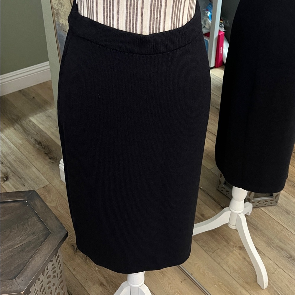 🛑 1 hour sale. St. John, Set - Light Pink Knit Top (S) and Black Knit Skirt (2) - Picture 10 of 12